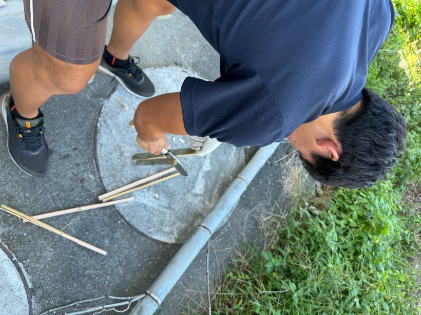 竹を細く割っている